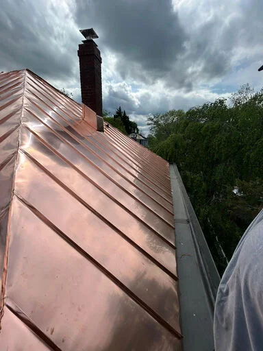 Metal roof with clean snap lock seams